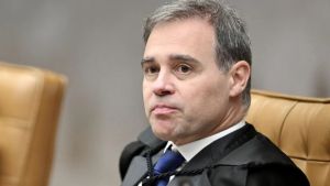 Mendonça vota para manter prisão de primo de Vorcaro; Gilmar pede vista