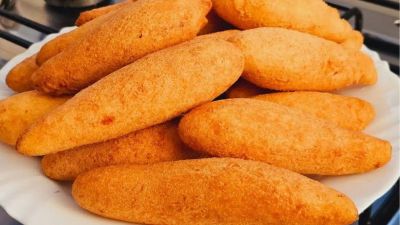 Biscoito de polvilho frito crocante por fora e macio por dentro, sem risco de estourar