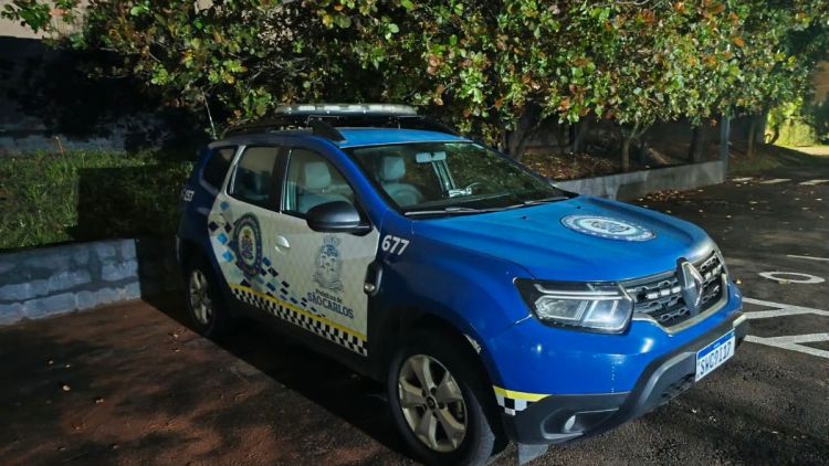 Homem é detido após ameaçar companheira e quebrar porta de apartamento em São Carlos