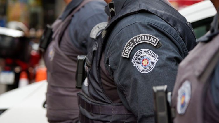 Polícia Militar prende dois homens e apreende mais de 1,4 mil porções de drogas