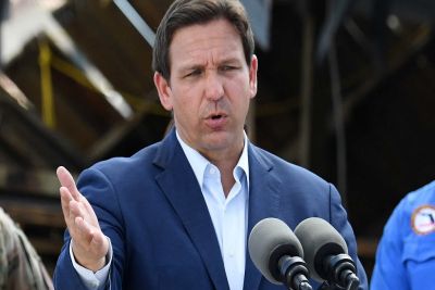 Ron DeSantis desiste de corrida à Casa Branca e declara apoio a Trump