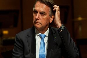 Aliados veem Bolsonaro com &#039;um pé em cada canoa&#039; na eleição de São Paulo