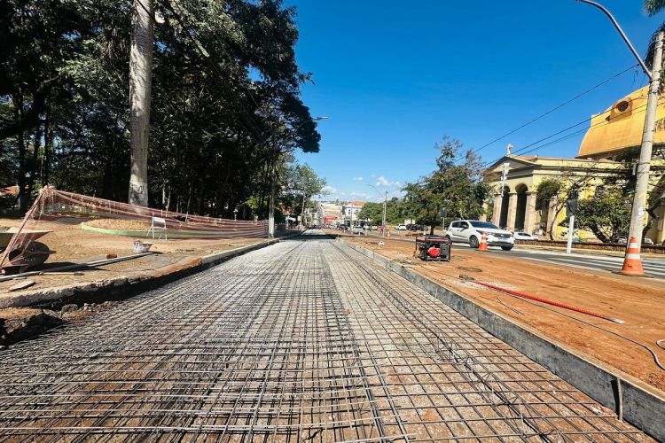 Dia dos Pais chegando e a obra de troca do pavimento dos corredores de ônibus continua na região central