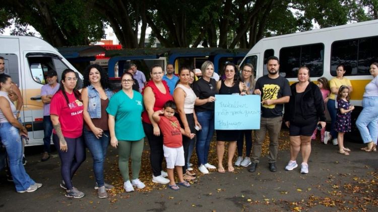 Moisés Lazarine acompanha manifestação de transportadores escolares contra alta do diesel em São Carlos