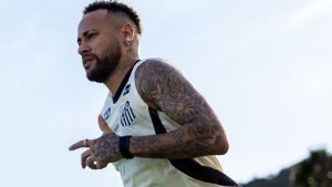 Neymar faz primeiro treino com bola no Santos após cirurgia