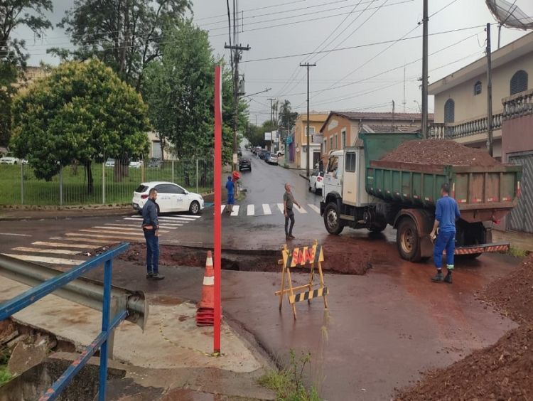 Tubulação de água e esgoto se rompe no Centro