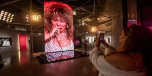 Exposição ‘Tina Turner: Uma Viagem para o Futuro’ passeia por todos os tempos da cantora