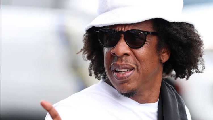 Jay-Z faz Rihanna subir ao palco em show, e artista brinca: 'Estou meio enferrujada'