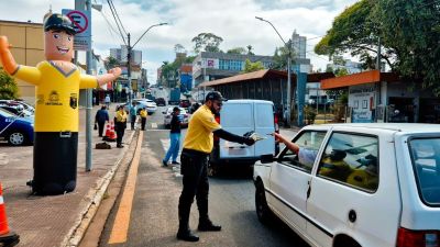Ação educativa mobiliza motoristas e pedestres na baixada do mercado