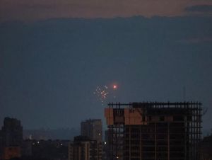 Explosão de drone é vista no céu durante ataque russo, em Kiev, Ucrânia