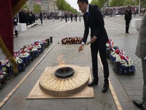 Com protestos reprimidos, Macron celebra vitória dos aliados na Segunda Guerra