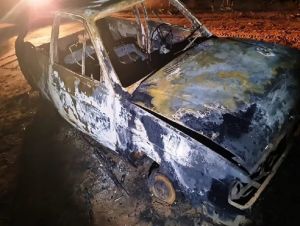 Carro furtado é encontrado completamente queimado em Matão