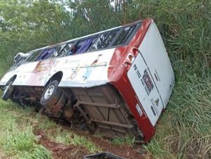 Ônibus que transportava equipe de futebol americano da região tomba em rodovia