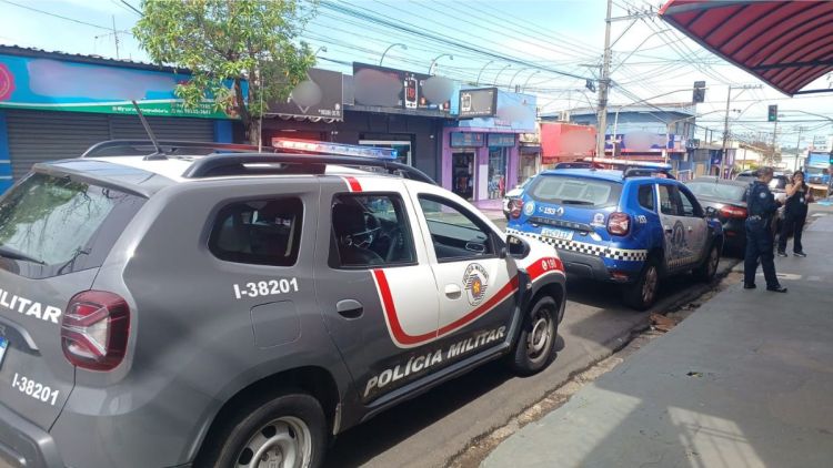 Operação fiscaliza lojas de celulares no Santa Felícia e notifica dois estabelecimentos