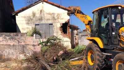 Prefeitura remove imóvel abandonado com risco de desabamento no Jardim Paulista