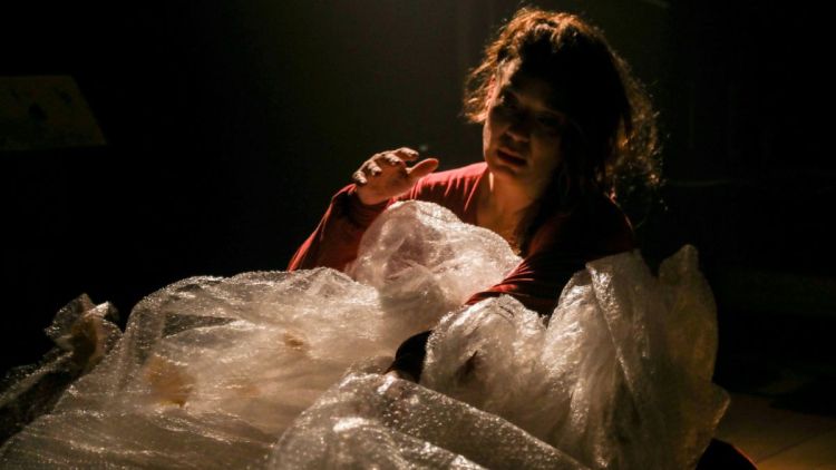 Terça-feira (23): SLAMC tem oficina Teatrágora na biblioteca e espetáculo “Não conta pra ninguém” no teatro