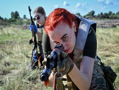 Militares ucranianas lutam por uniformes adequados