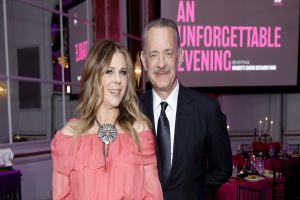 Tom Hanks e Rita Wilson brilham com looks elegantes em evento beneficente