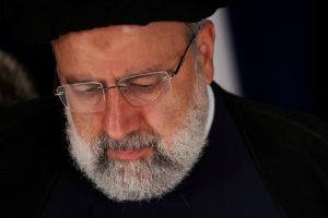 Ebrahim Raisi, presidente do Irã, morre em queda de helicóptero