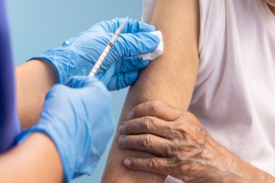 Vacina nacional contra covid está em fase avançada, diz ministra
