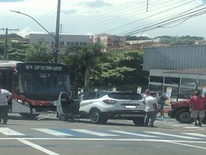 Ônibus e carro colidem na Avenida São Carlos
