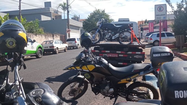 Perseguição da GCM termina em queda de moto e apreensão de adolescente no Jardim Cruzado