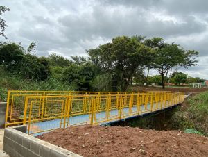 Passarela construída pela Prefeitura de Ibaté facilita acesso entre bairros na região do Jardim Cruzado