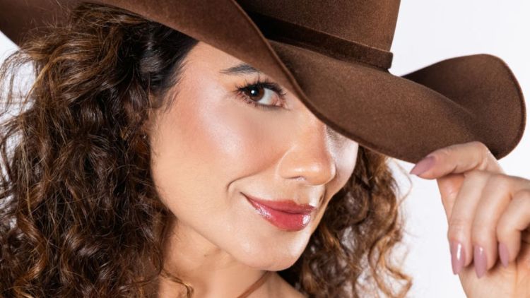 Paula Fernandes anuncia lançamento de versão de "Set Fire To The Rain", aprovada por Adele