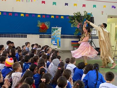 TEATRO| Estudantes assistem espetáculo “O voo do Gato – O amor entre as diferenças”