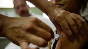 Vacinação de adolescentes de 15 a 19 anos contra o HPV é prorrogada