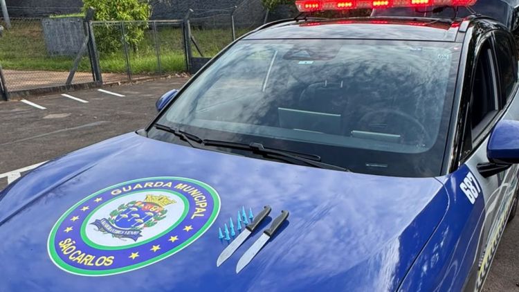 Guarda Municipal aborda homem com duas facas e pinos de cocaína no Centro de São Carlos