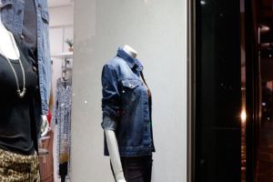 Segmento de vestuário lidera a criação de empregos no varejo em Adamantina