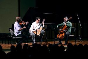 Série “Concertos USP” traz ao Teatro Municipal de São Carlos o “Trio Praxicordas”