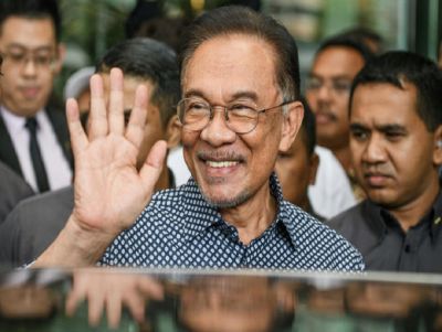 Anwar Ibrahim foi anunciado como o novo primeiro-ministro da Malásia © Mohd RASFAN
