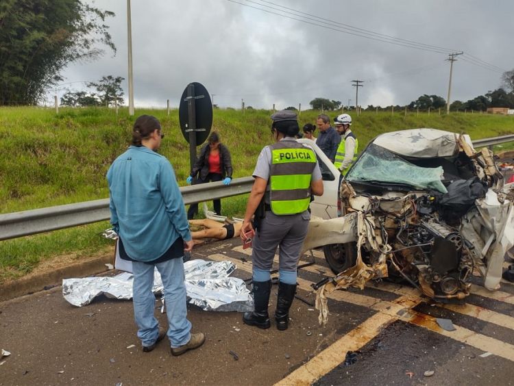 Acidente entre carro e caminhão em São Carlos mata 4 pessoas na SP-318, São Carlos e Araraquara