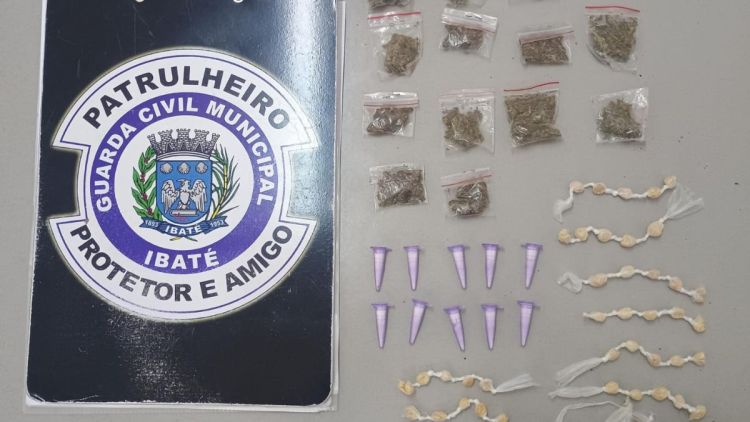 GCM apreende drogas após fuga de suspeitos no Jardim Cruzado, em Ibaté
