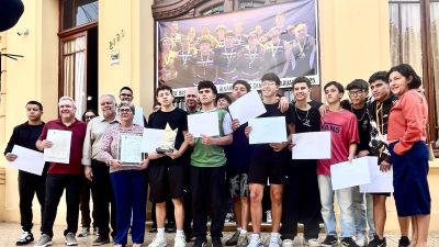 Lucão e Lineu homenageiam os campeões de basquete nos Jogos Escolares Estaduais