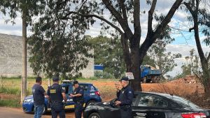 Fiscalização apreende caminhão por transporte irregular de resíduos sólidos no Jardim Beatriz