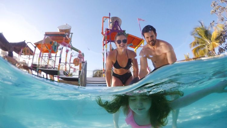 Sombra garantida! Os 800 coqueiros do Hot Beach Olímpia são convite à vida boa nos feriados