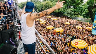 Bloco Solteiro Não Trai, comandado por Gustavo Mioto, reúne mais de 800 mil pessoas no Parque do Ibirapuera