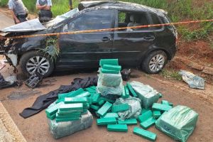 PM Rodoviária encontra quase meia tonelada de maconha em carro envolvido em acidente