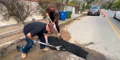 Vídeo: Arnold Schwarzenegger desiste de esperar as autoridades e tampa buraco em rua