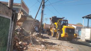 Prefeitura intervém em imóvel abandonado com risco de desabamento na Vila Isabel