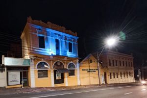 Secretaria da Pessoa com Deficiência ilumina a fachada do prédio em apoio à campanha novembro azul