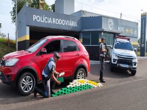 PM Rodoviária apreende 59 tijolos de cocaína em painel falso de carro
