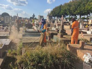 Após muitas denúncias na Rádio Sanca, prefeitura inicia limpeza dos cemitérios municipais