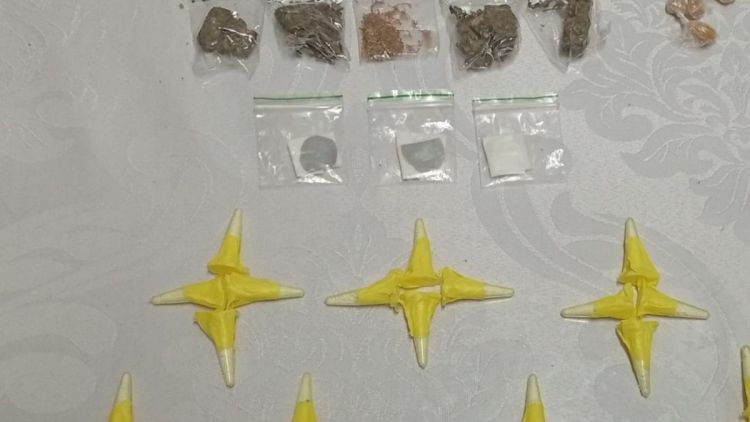 Drogas são encontradas em lixeira após fuga de suspeitos no Jardim Cruzado