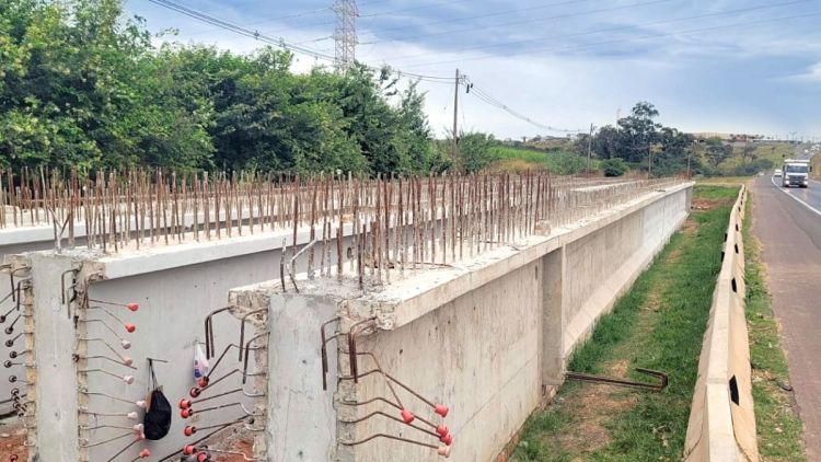 Montagem de vigas interdita SP 310 neste sábado, em Rio Claro