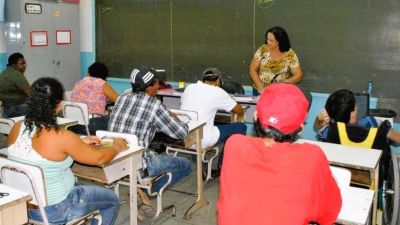 Secretaria de Educação firma parceria com a Fazenda Pinhal para alfabetização de adultos