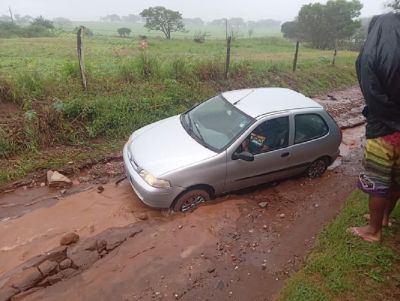 Carro fica atolado e rua intransitável em Água Vermelha